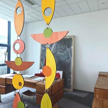 Imagem de MidModArt 25 peças de painéis de parede de pendurar em PVC, arte de parede moderna de meados do século, divisórias decorativas de textura de madeira colorida MCM para sala de jantar de quarto 35,8 cm