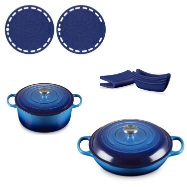 Imagem de KIT LE CREUSET CAÇAROLA 26CM PANELA 20CM 2 SUPORTES FRENCH E 2 PEGADORES DE ALÇAS EM SILICONE AZURE BLUE