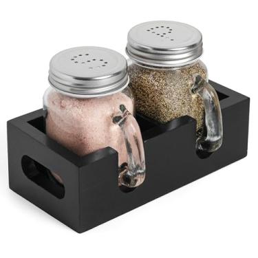 Imagem de Saleiro e pimenteiro Mason Jar – Conjunto de coqueteleira de vidro com suporte de madeira, fácil de limpar e reabastecer para mesa de cozinha de fazenda, casa e presentes (preto)