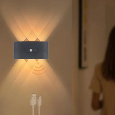 Imagem de GZZBMY Luminária de parede LED com sensor de movimento, arandelas de parede internas, operadas por bateria, recarregáveis, modernas, lâmpadas de parede magnéticas sem fio para sala de estar, corredor