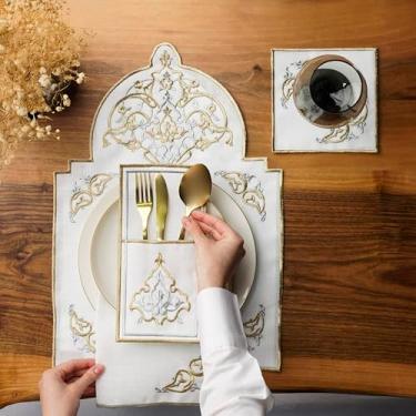 Imagem de Jogo americano bordado com design de rolagem de ouro e prata, tapetes de mesa de linho branco com borda decorativa, elegante conjunto de roupa de mesa de jantar, conjunto de harmonia dourada de