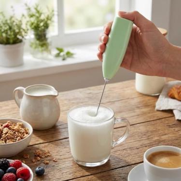 Imagem de Mini Mixer Elétrico Misturador e Batedor de Bebidas, Portátil com Haste em Inox, Ideal para Fazer Espuma de Leite, Cappuccino, Café, Shakes e Drinks, Acessório Essencial de Cozinha. (Verde)