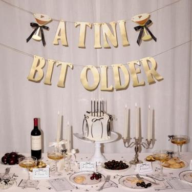 Imagem de xo, Fetti A Tini Bit Older Banner, folha dourada - 1,5 m | Decorações de aniversário, decoração de martini expresso, placa de festa de aniversário, cenário de cabine de fotos de coquetel