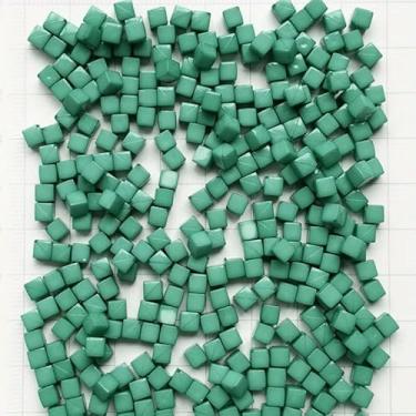 Imagem de 300 peças 4 x 4 mm cubo pequeno colorido acrílico mosaico pedras DIY acessórios de decoração criativa feitos à mão (verde)