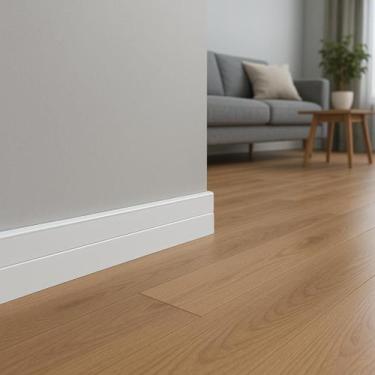 Imagem de Rodapé PVC Branco Impermeável 10cm com Canaletas para fio 7 Barras com