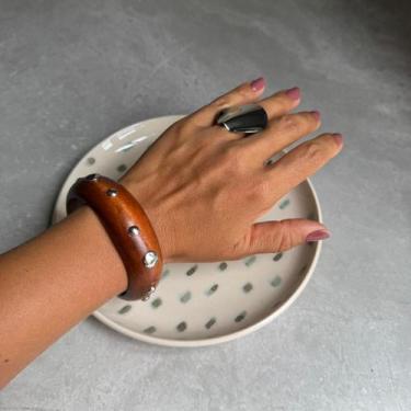 Imagem de Bracelete Madeira Com Taxinhas Metálicas Cor:ESCURO - NILZA BIJU, ESCU