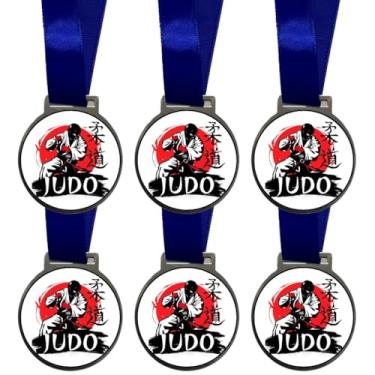 Imagem de Kit 100 Medalhas de Metal Personalizadas, 50mm, Com Fita Azul de Cetim, Adesivada em UV, Prateado (Judô)