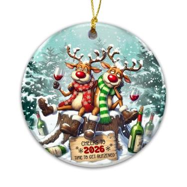 Imagem de Enfeites de Natal engraçados de rena – Enfeite de vinho "Cheers to 2026 Time to Get Blitzened" – Decoração humorística de árvore de cerâmica para adultos, amigos, casais, festas de fim de ano