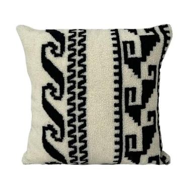 Imagem de Capa de travesseiro preta e branca com padrão de nuvem, pelúcia semelh