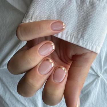 Imagem de Kit de unhas postiças curtas redondas de ouro francês conjunto com design cobertura completa cola em bastão falso artificial em unha acrílica para mulheres, 24 peças