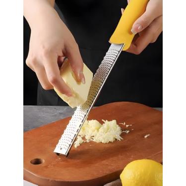 Imagem de Ralador de queijo e raspador de limão premium, lâmina de aço inoxidável com alça e tampa, para frutas cítricas, parmesão, alho, gengibre, chocolate, noz-moscada, frutas e legumes, lavável na