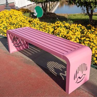 Imagem de Bancos de jardim para ambientes externos, banco de metal de aço galvanizado, bancos de varanda ao ar livre com padrão oco, assento de ripas para parque, quintal e varanda (rosa, 120 cm/47 pol)