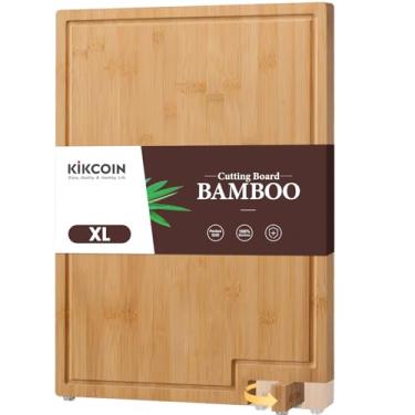 Imagem de Kikcoin Tábuas de corte de bambu para cozinha, tábua de corte de madeira extragrande com suporte giratório e ranhura de suco, tábua de cortar de madeira para carnes, vegetais e frutas, bandeja de