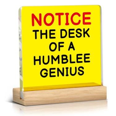 Imagem de Placa de acrílico engraçada para mesa de escritório A mesa de um gênio humilde, decorações de cubículos pequenos divertidos presentes para colega de equipe colega de equipe funcionário chefe (amarelo)