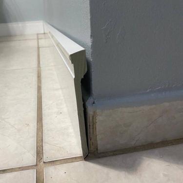 Imagem de Kit com 5 Barras Rodapé de Poliestireno 12cm X 15mm Sobrepor Frisado 12m Branco