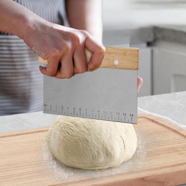 Imagem de Raspador de massa com cabo de madeira e lâmina de aço inoxidável de grau alimentício, raspador de pastelaria - ferramenta essencial de cozinha para padeiros, pastelaria e panificação - cabo de madeira