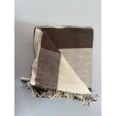 Imagem de Manta Para Sofá de Cama Solteiro 210x120 cm – Protetora e Decorativa em Algodão Toque de Luxo e Sofisticação (Marrom e branco)