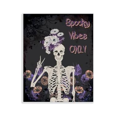 Imagem de Stupell Industries Spooky Vibes Only Skeleton Wall Plaque Art, design por Radhika Modi, 14 x 11