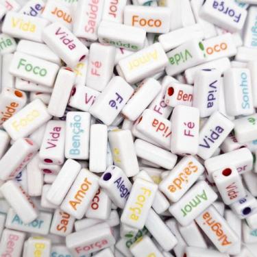 Imagem de Miçanga Frases Passante Plaquinha Palavra Branca Letra Colorida 8x15mm