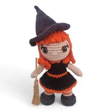 Imagem de Boneca Amigurumi de Bruxa, Crochê Artesanal, Laranja e Preto, com Vassoura e Chapéu, Decoração de Halloween
