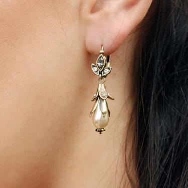 Imagem de 2 peças de brincos pendentes florais requintados em estilo vintage, com lírios de pérolas falsas e folhas de zircão, em um tom de bronze metálico, adequado para bolas femininas ou exposições