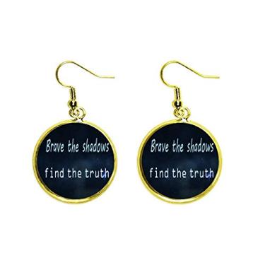 Imagem de Brinco feminino com pingente dourado Courage To Shadows Find Truth Ear
