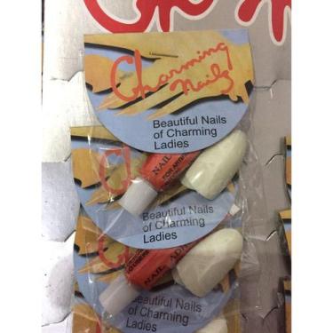 Imagem de unha postiça branca, saquinho com 10 unidades e uma cola para o uso da