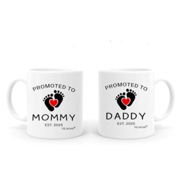 Imagem de PEJAFAN Canecas de café Promoted to Parents 2025 - Presentes para mamãe e papai pela primeira vez, conjunto de presente para mamãe e papai, Mommy Daddy Est 2025 (Conjunto de mãe e pai 2025)