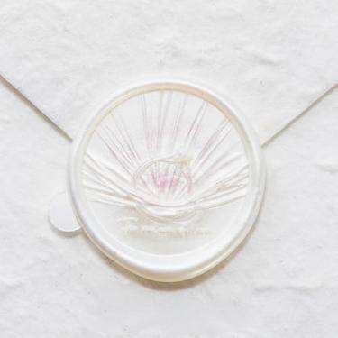 Imagem de Nuvretk 25 adesivos de lacre de cera feitos à mão - Design de anel selos autoadesivos para convites de casamento, envelopes e embalagens de presentes de dia dos namorados (branco ridescente)