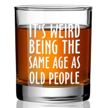 Imagem de Ymzkpoa Presentes engraçados de dia dos namorados para ele, It's Weird Being The Same Age as Old People Copo de uísque para amigos, avô, marido, homens, pai, presentes para idosos para aniversário