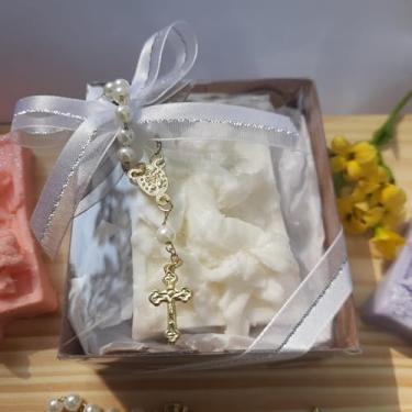 Imagem de Kit 10 un. Lembrancinha Anjo em Sabonete Hidratante com Mini Terço (10, Vermelho)