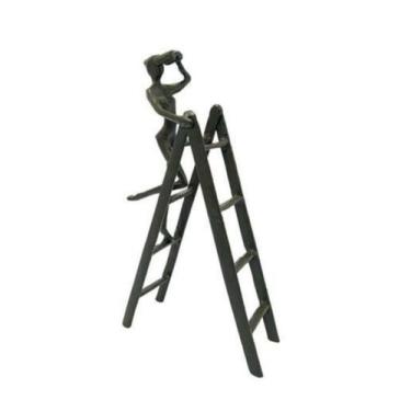 Imagem de Escultura Enfeite Decorativo Observador na Escada Luxo - LUXdécor
