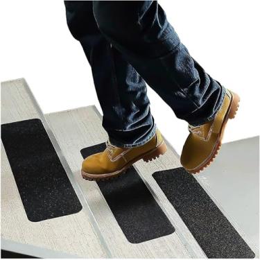 Imagem de Degraus de escada para ambientes internos e externos 15,24 cm x 60,96 cm (pacote com 5) - Degraus de escada para degraus de madeira, escadas de concreto, etc. (funciona em todas as superfícies e climas) | Degraus de escada antiderrapantes, fita antiderrapante durável e impermeável