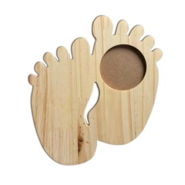 Imagem de Porta Maternidade Em Forma de Pezinhos em Madeira Pinus Com PVC Antirreflexo Cor:NATURAL;Tamanho:27x30 cm