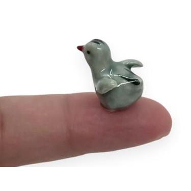 Imagem de WitnyStore Estatueta de galo de galinha de galinha pequena de 1,5 cm cinza com asas espalhadas - Miniatura feita à mão, aves domésticas, aves domésticas, animais de fazenda, porcelana, figuras