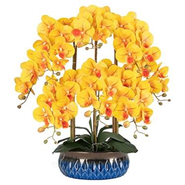 Imagem de Orquídeas falsas elegantes em um vaso de luxo - Arranjo de flores artificiais Phalaenopsis para decoração de casa elegante