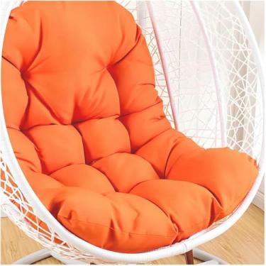 Imagem de Almofada de substituição para cadeira suspensa tipo "ovo", com botões grossos e capitonê, ideal para balanço externo, rede ou cadeira suspensa em varandas e terraços.