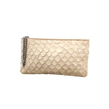 Imagem de AGALI Bolsa Clutch Feminina em Couro Pirarucu, Nude/Bege com Textura Escamada, Alça de Corrente Metálica, Design Elegante