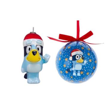 Imagem de Conjunto de enfeites de Natal Kurt Adler Bluey – Inclui ornamento de decoupage Bluey e enfeite de bola de decoupage Bluey com chapéu de Papai Noel – Decorações divertidas de árvore de Natal para