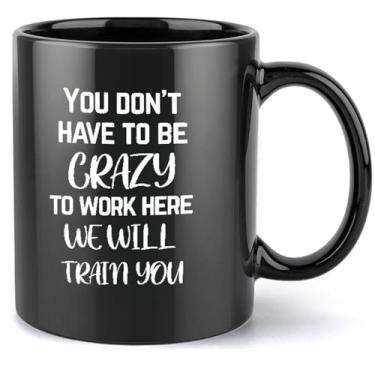 Imagem de Mecai Caneca engraçada de escritório para funcionários - You Don't Have To Be Crazy To Work Here We Will Train You, ideia de presente engraçada para chefe para colega de trabalho (preto)