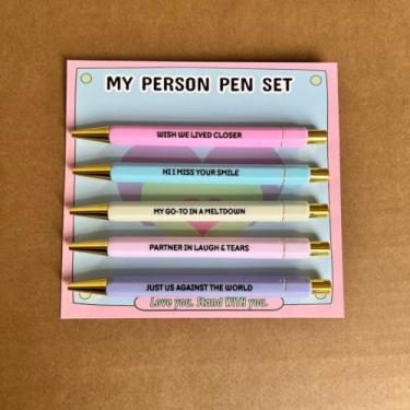 Imagem de Jxueych Conjunto de canetas de ansiedade hilariante – o presente peculiar perfeito para amigos e colegas de trabalho Laugh Away Stress Work Bestie Gifts (minha pessoa)