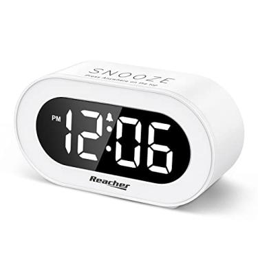 Imagem de REACHER Despertador digital de LED pequeno com soneca, simples de operar, dimmer de brilho de gama completa, volume de alarme ajustável, relógio compacto alimentado por saída para quartos, cabeceira, mesa, prateleira (branco)