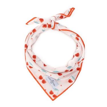 Imagem de Lucy & Co. Bandana Cheery Cherries – Bandana durável e confortável para cães – Acessório para filhotes de cachorro – Lavável na máquina – Pequena – Cerejas vermelhas