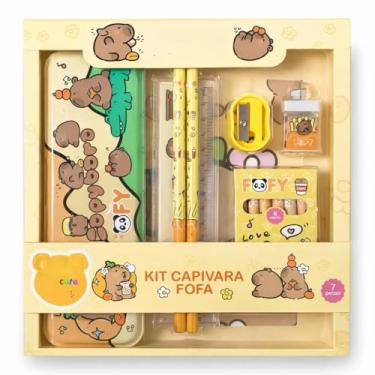 Imagem de Kit Escolar Capivara Fofa com 12 Peças, Estojo Lata, 2 Lápis HB Decorados, Régua 15cm, Apontador Amarelo, Borracha com Capinha, 6 Mini Giz de Cera, Ideal para Uso diário, Tema Capivara