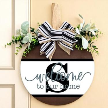 Imagem de Guirlanda personalizada para porta da frente com inicial familiar (A-Z) - placa de boas-vindas de madeira de 30 cm, guirlanda de eucalipto e cabide rústico de serapilheira | Decoração de varanda de