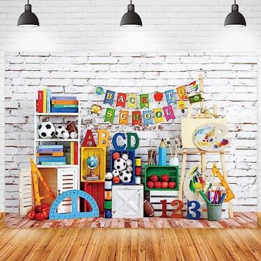 Imagem de Bem-vindo de volta às aulas primeiro dia cenário jardim de infância sala de aula madeira tijolo branco quadro negro letra ABC fundo de fotografia professor e alunos decoração de festa infantil, 2,4 x