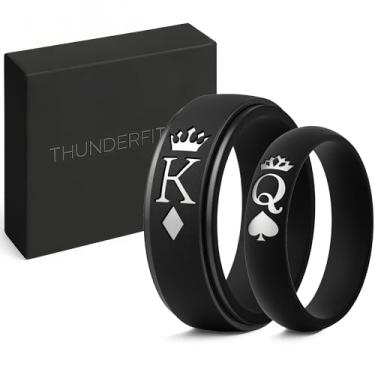 Imagem de ThunderFit Anéis de silicone para ele e ela, alianças de casamento para casais com coroa e gravação de rei/rainha, pacote com 2 alianças de noivado de borracha para casais, 4.5-5 (W) | 7.5-8 (M