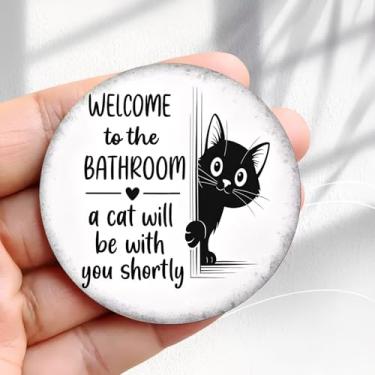 Imagem de Ímã de geladeira vintage para banheiro de boas-vindas com design de gato espiando - adesivo redondo de acrílico de 5,8 cm para geladeira retrô, presente perfeito para geladeira, armário ou qualquer