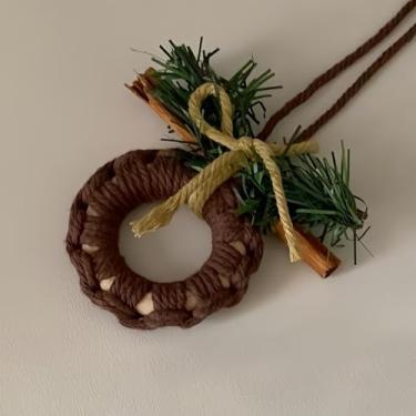Imagem de Enfeite de Natal de macramê tecido à mão – decoração de Natal verde boho com desenhos de bengala doce, rena e floco de neve (marrom)