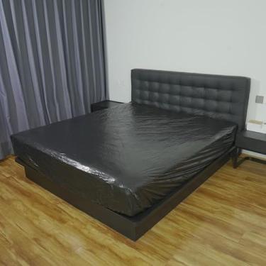 Imagem de BECKCOVER Lençol de cama com elástico impermeável de PVC – Roupa de cama luxuosa sensual, 35 cm de profundidade, serve em colchões de até 30 cm de altura, lençol com elástico 137 cm x 190 cm